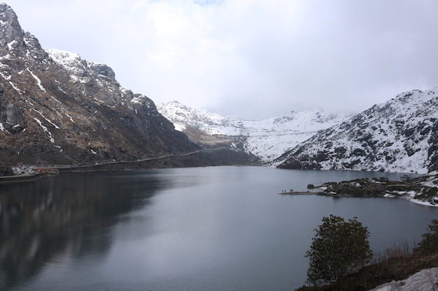 Foto meer en bergzicht