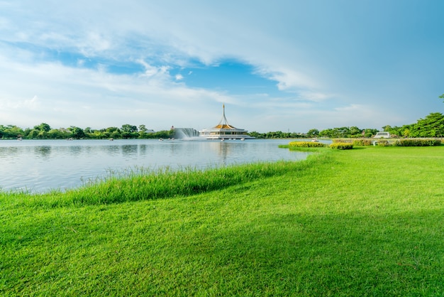 Meer en groen grasveld in het park.