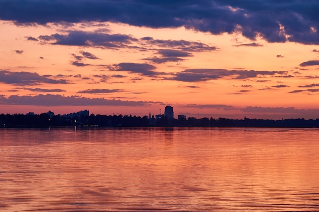 Meer en stad met kleurrijke zonsondergang