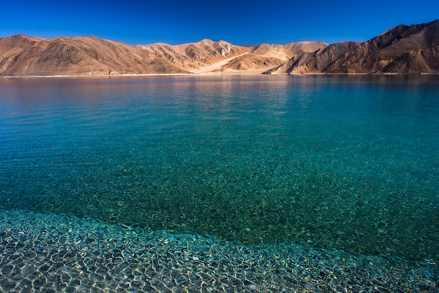 Meer in blauwe kleur met bergenachtergrond