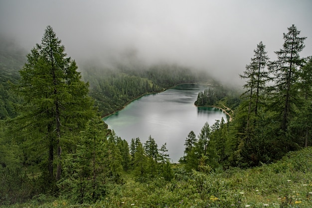 Meer in de bergen in Oostenrijkse Alpen in mooi de zomertoeristische seizoen met blauwe hemel en duidelijk water