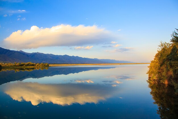 Meer in de bergen Prachtige natuur weerspiegeling van wolken en bergen in blauw water Kirgizië Lake IssykKul