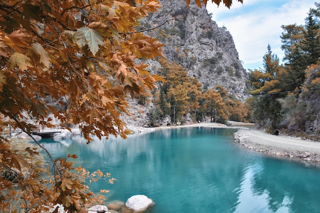 Meer in de herfst in Harmony Canyon Turkije in de buurt van Goynuk