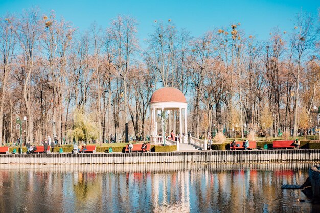 Meer in het stadspark in de herfst