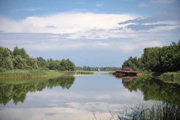 Meer in Pripyat in de uitsluitingszone van Tsjernobyl, Oekraïne