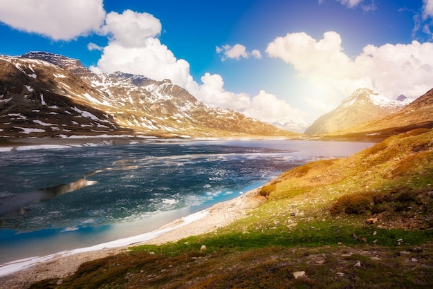 Meer in Zwitserland in de lente met wat landschap van ijsalpen