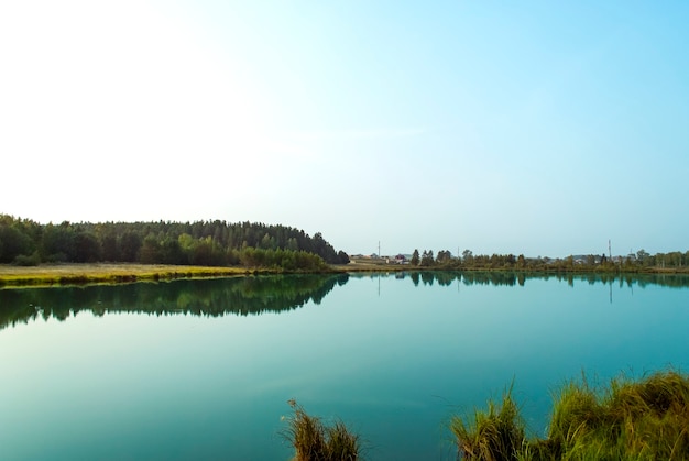 Meer met blauw water in de herfst