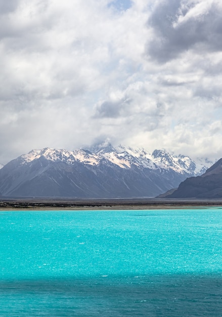 Meer met turquoise water tussen de bergen