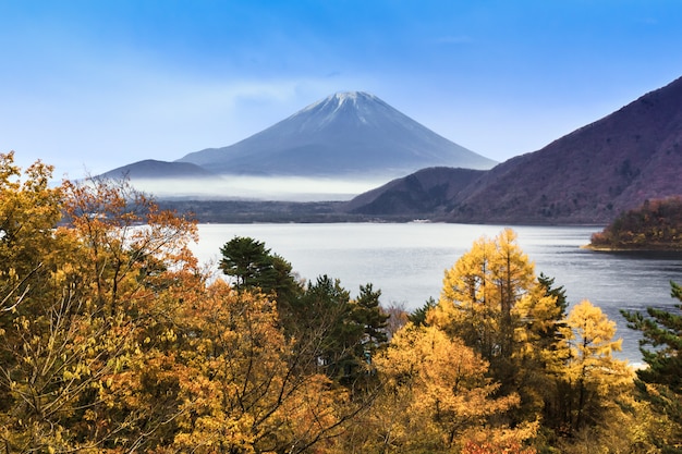 Meer Motosuko voor Fuji-berg in de herfst