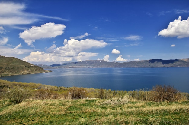 Meer sevan in de bergen van de kaukasus, armenië