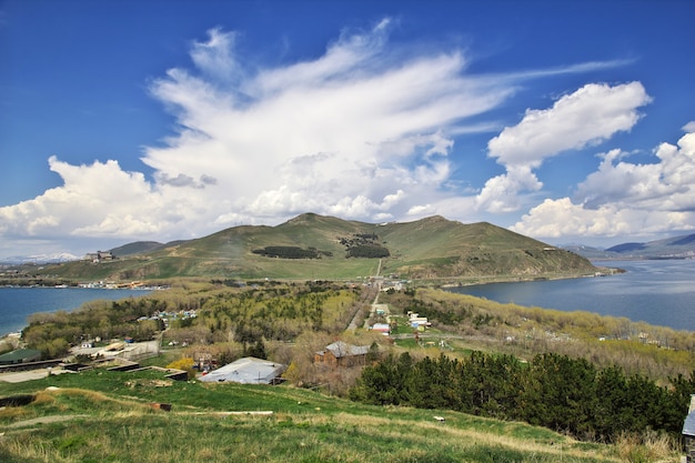 Meer sevan in de bergen van de kaukasus, armenië