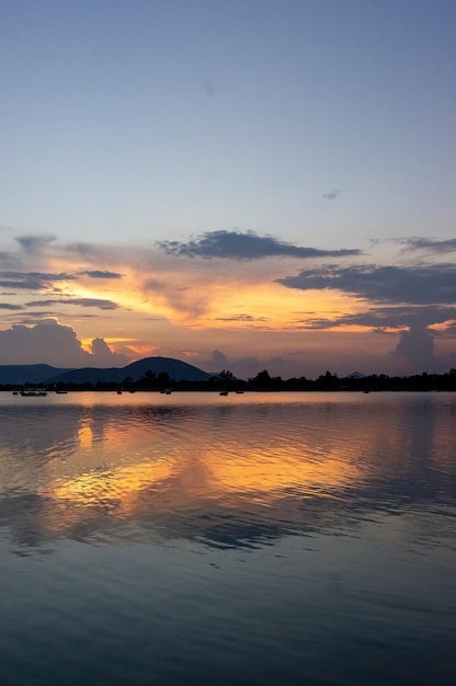 Meer van chapala jalisco mexico meer bij zonsondergang met vissersboten zon reflectie op het meer mexico