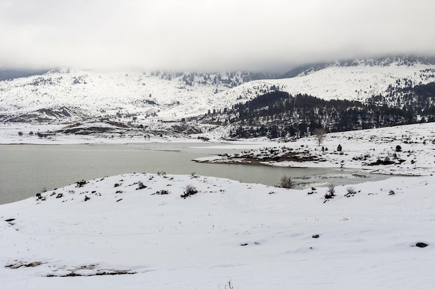 Meer van de bronnen van Aoos in de bergen Epirus regio Griekenland in de winter op een bewolkte dag