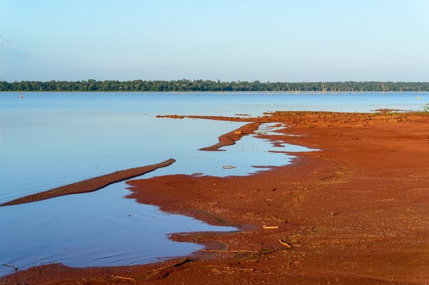 meer van de itaipu-dam met uitgekomen droge bomen foz do iguacu parana staat brazilië op 19 mei 2015