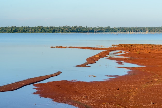 meer van de itaipu-dam met uitgekomen droge bomen foz do iguacu parana staat brazilië op 19 mei 2015