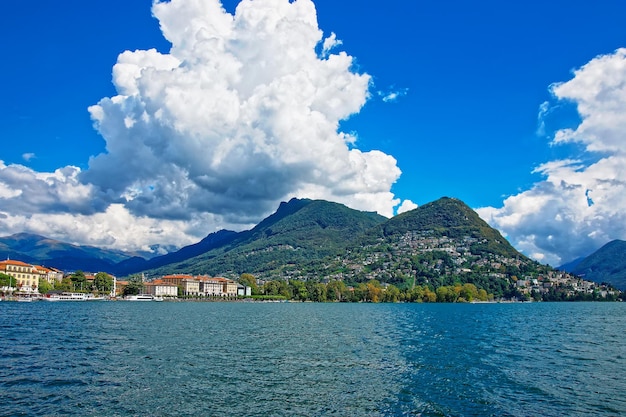 Meer van Lugano en bergen in Lugano in het kanton Ticino in Zwitserland.