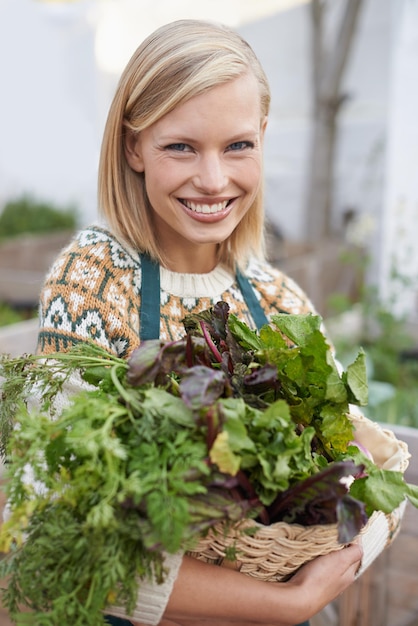 Meer waar dit vandaan kwam Portret van een aantrekkelijke jonge vrouw die moestuinieren