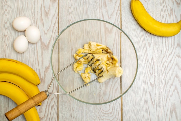 Meerdere bananen pureren om in brood te bakkencupcakes ingrediënten voorbereiden voor het maken van cottage cheese muffinbraadpan thuis keuken keuken online koken recept instructie