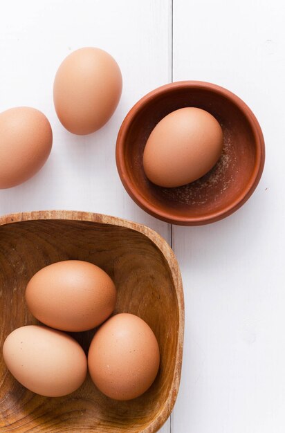 Meerdere eieren in verschillende kommen Bovenaanzicht