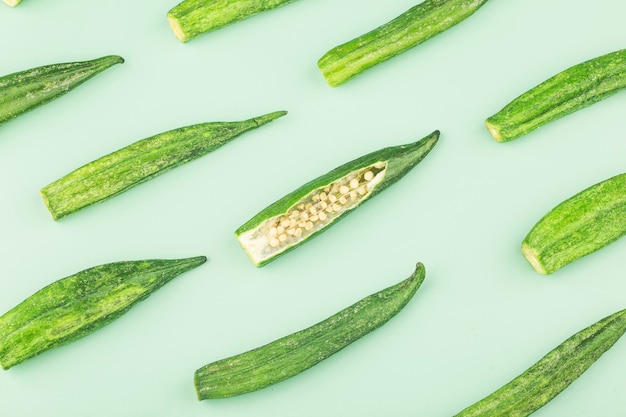 Meerdere gedroogde okra gedroogd op een pure achtergrond