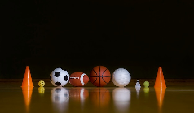 Foto meerdere gekleurde ballen op tafel tegen een zwarte achtergrond