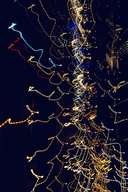 Foto meerdere gekleurde gefocuste lichten's nachts op de straat abstracte achtergrond