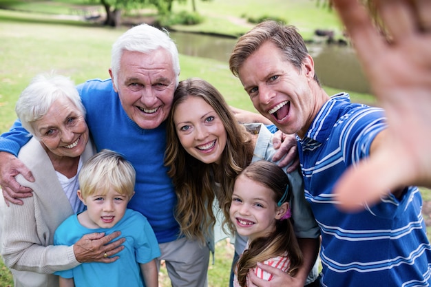 Meerdere generaties familie poseren voor een selfie in het park