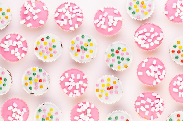 Foto meerdere kleurrijke mooi ingerichte muffins op een witte achtergrond