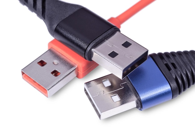 Meerdere USB-stekkers op witte achtergrond Kabels en adapters