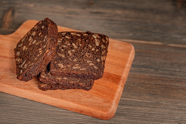 Meergranen zwart brood op een houten plank