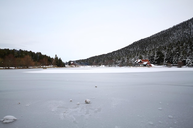 Meerhuis dichtbij het Golcuk-meer in Bolu, Turkije