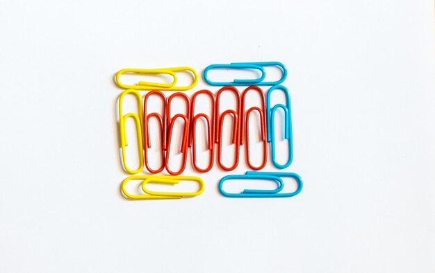 Foto meerkleurige paperclips op een witte achtergrond