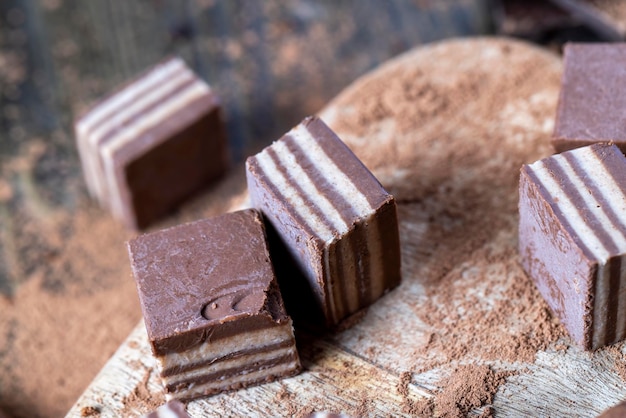 Meerlaagse snoepjes gemaakt van room- en chocoladelagen