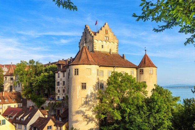 Lake Constance 또는 Bodensee Germany의 Meersburg 성 이 오래된 성은 Meersburg 마을의 랜드마크입니다.