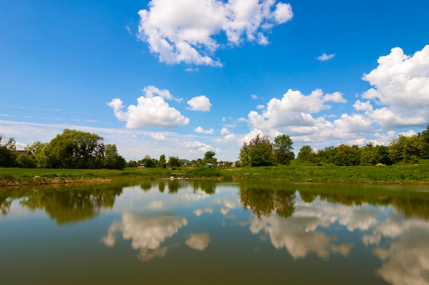 Meerspiegel zoals met dramatische blauwe hemel met wolken