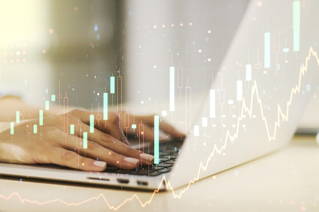 Meervoudige blootstelling van abstracte creatieve financiële grafiek met hand typen op laptop op achtergrond forex en investeringsconcept