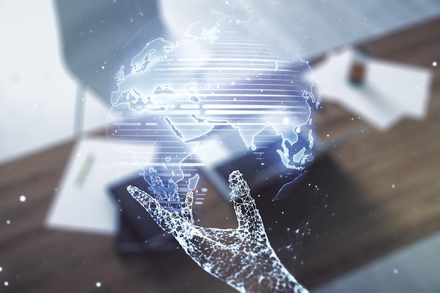 Meervoudige blootstelling van abstracte grafische wereldkaart en modern bureau met computer op achtergrondverbinding en communicatieconcept