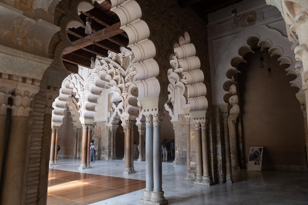 Meervoudige islamitische bogen bij de ingang van de gouden zaal in het Alfajeria-paleis in Zaragoza