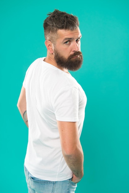 Meest mannelijke man Bebaarde man met modieuze baard en kapsel Brutale man met lang baardhaar en snor Blanke man die een baard laat groeien om eruit te zien als een hipster De baardstijl die bij zijn gezicht past