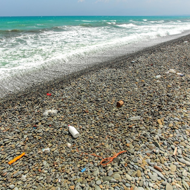 Meestal plastic afval op ruig kiezelstrand. Concept voor oceaan- en zeeafval