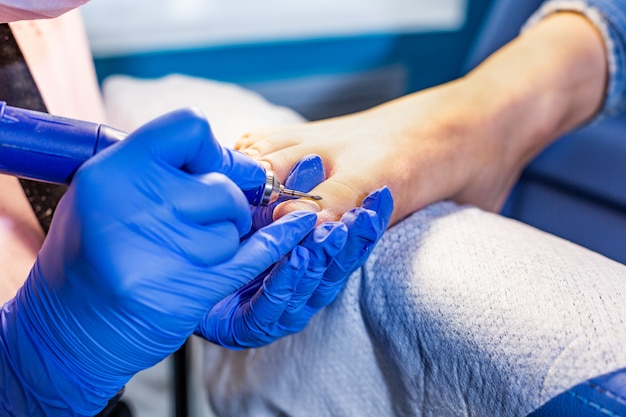 Meester doet een manicure in de salon