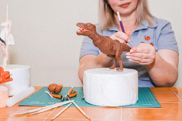 Meester in het modelleren van figuren uit zoetwarenmastiek