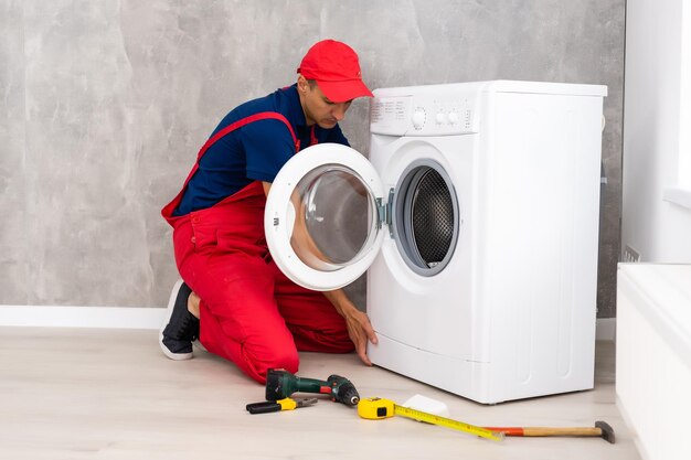 Meester repareert de kapotte wasmachine