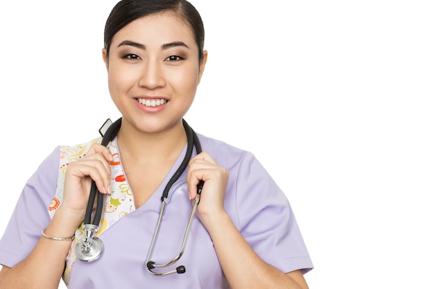 Meester van de gezondheidszorg. Closeup studio portret van een glimlachende aantrekkelijke Aziatische vrouwelijke arts met een stethoscoop