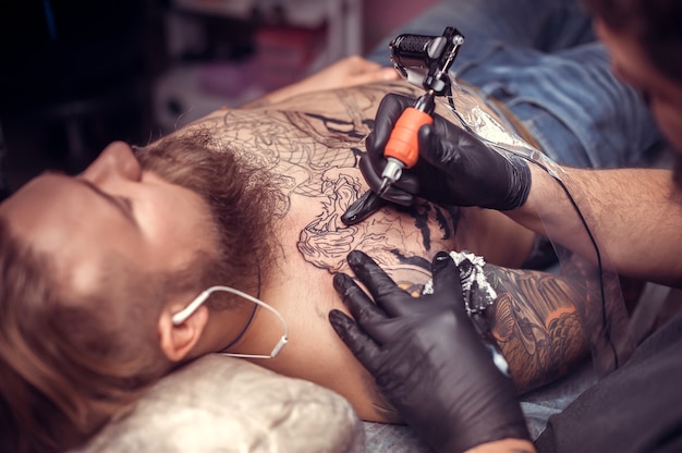 Meester van de kunst van het tatoeëren door een tattoo-foto te maken in een atelierstudio