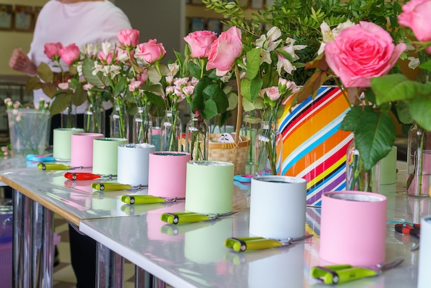 Foto meestercursus over het maken van boeketten bloemen in dozen onderwijs in de school van bloemkunde