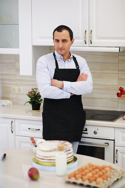 Meesterpatissier voor een bureau. Thuis desserts koken. De Armeense man houdt zich bezig met zoetwaren.