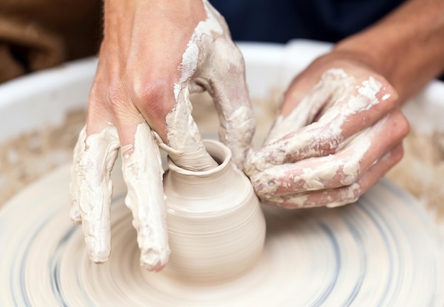 Meesterpottenbakker in zijn atelier maakt aardewerk