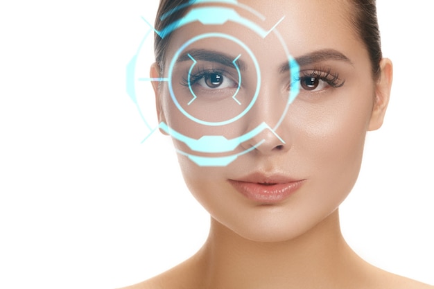 미래를 만나보세요. 사이버 기술 눈 패널, 사이버 공간 인터페이스, 안과 개념을 가진 여자. 현대 식별, 눈 치료, 초점을 가진 아름다운 여성의 눈. 시각 효과.