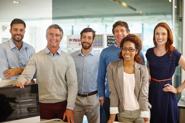 Incontra il team ritratto di un team eterogeneo di professionisti che lavorano in un ufficio